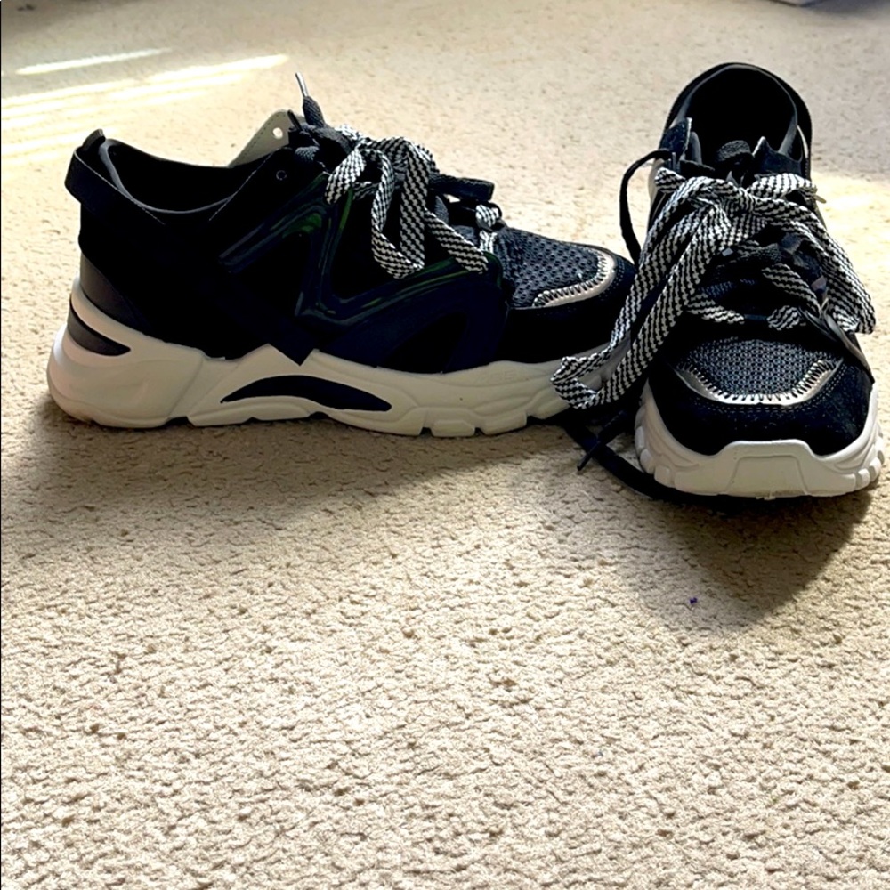 Black Double Lace sneakers